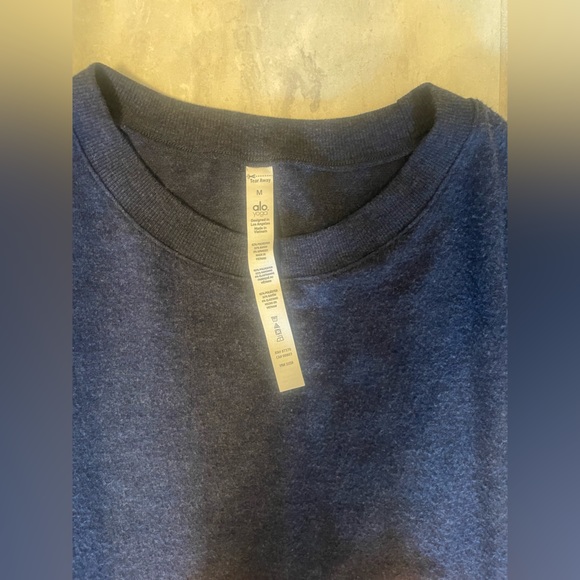 Alo Yoga Glimpse Side Split Hem Pullover Sweatshirt Navy Blue Size Medium - Picture 3 of 3
